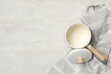 Beyaz masa üzerinde kapağı olan tencere, düz yatak ve metin için boşluk. Mutfak aletleri