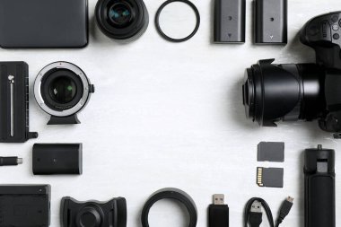 Kamera ve video yapım ekipmanları arka planda, düz konumda. Metin için boşluk