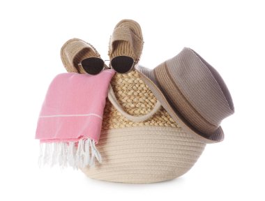 Beyaz arka planda plaj aksesuarları olan çanta.