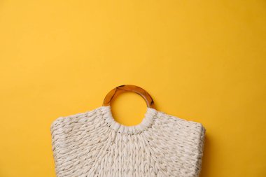 Sarı arkaplanda saman torbası, metin için yeri olan üst görünüm. Yaz aksesuarı