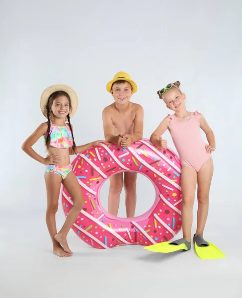 Söta Små Barn Strandkläder Med Ljusa Uppblåsbara Ring Vit Bakgrund — Stockfoto