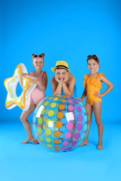 Söta Små Barn Strandkläder Med Uppblåsbara Leksaker Ljusblå Bakgrund — Stockfoto