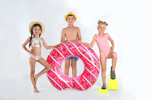 Carino Bambini Piccoli Beachwear Con Anello Gonfiabile Luminoso Sfondo Bianco — Foto Stock