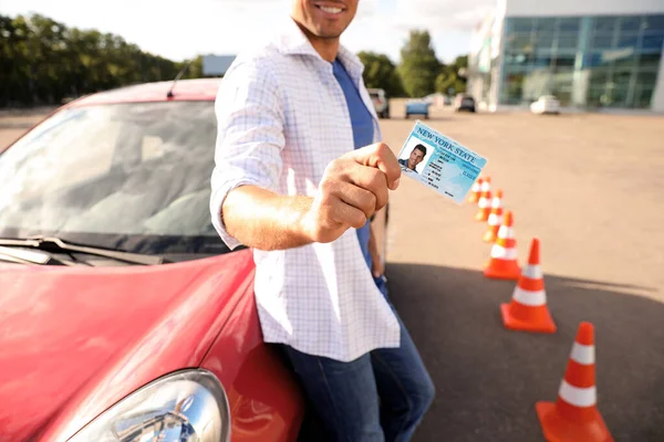 Homem Com Carta Condução Livre Perto Carro Escola Condução — Fotografia de Stock