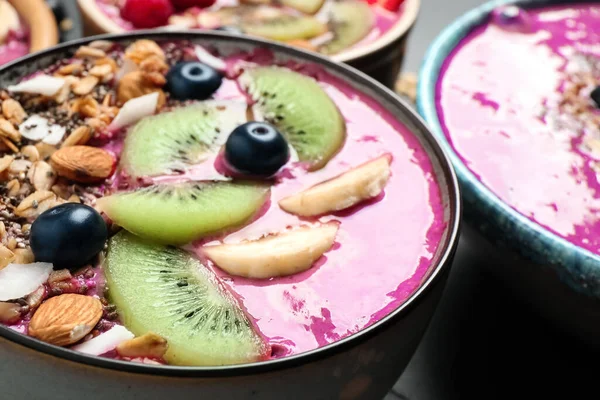 Läcker Acai Smoothie Med Granola Och Frukt Dessert Skål Närbild — Stockfoto
