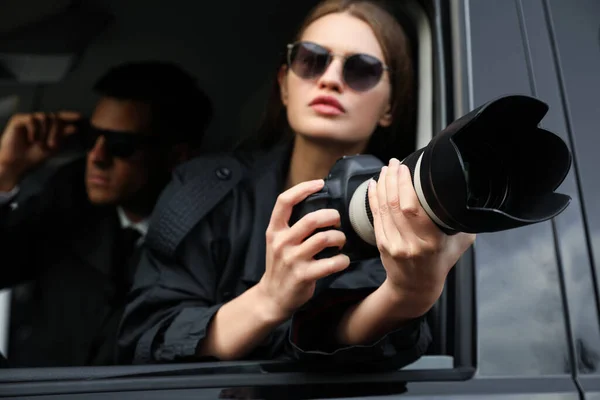 Detectives Privados Con Cámara Moderna Espiando Desde Coche Enfoque Lente —  Fotos de Stock