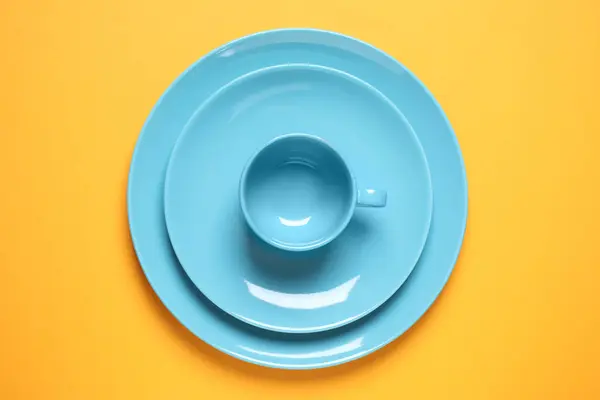黄色の背景に新しいセラミック食器 トップビュー — ストック写真