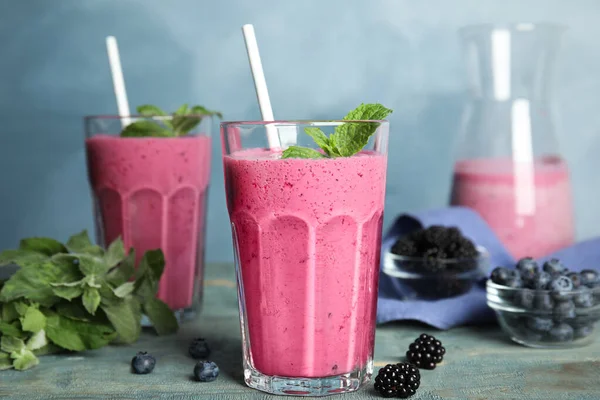 Leckerer Frischer Milchshake Mit Beeren Auf Hellblauem Holztisch — Stockfoto