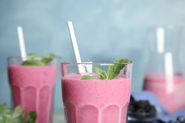 Leckerer Frischmilchshake Mit Minze Glas Nahaufnahme — Stockfoto