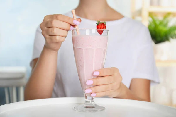 Vrouw Met Lekkere Verse Milkshake Met Aardbeien Aan Tafel Binnen — Stockfoto