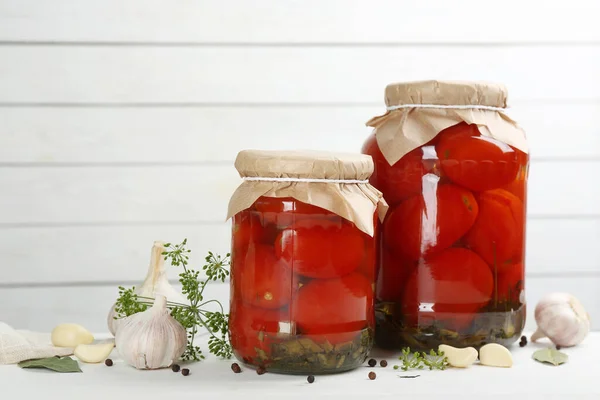 Frascos Vidrio Tomates Escabeche Ingredientes Mesa Madera Blanca — Foto de Stock