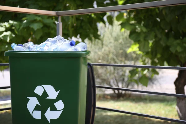 Πολλά Χρησιμοποιημένα Πλαστικά Μπουκάλια Κάδο Απορριμμάτων Εξωτερικούς Χώρους Πρόβλημα Ανακύκλωσης — Φωτογραφία Αρχείου