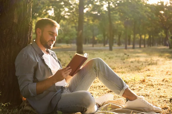 Jeune Homme Lisant Livre Sur Herbe Verte Près Arbre Dans — Photo