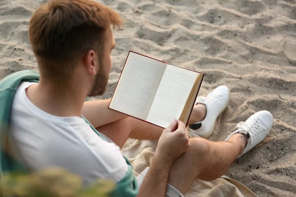 Jeune Homme Lisant Livre Sur Plage Sable Vue Arrière — Photo