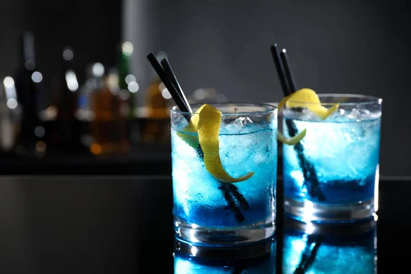 Gläser Mit Frischen Alkoholischen Cocktails Auf Der Theke Platz Für — Stockfoto
