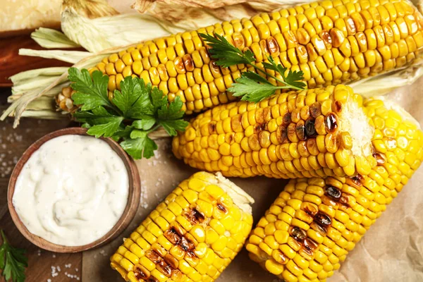 Leckere Gegrillte Maiskolben Auf Dem Tisch Flach Gelegt — Stockfoto