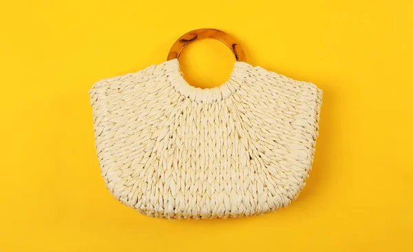 Elegante Bolso Paja Para Mujer Sobre Fondo Amarillo Vista Superior — Foto de Stock