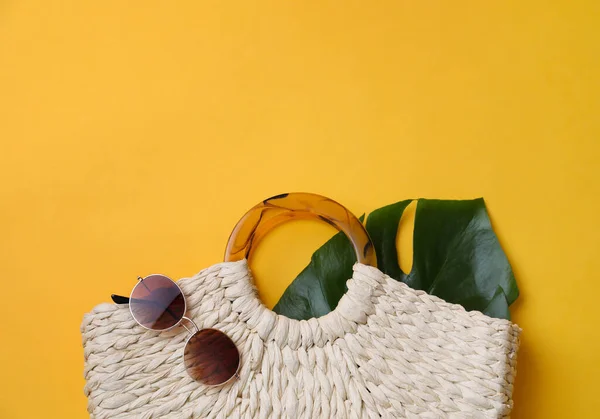 带黄色背景的时髦稻草袋和太阳镜 平铺有文字空间 夏季配件 — 图库照片