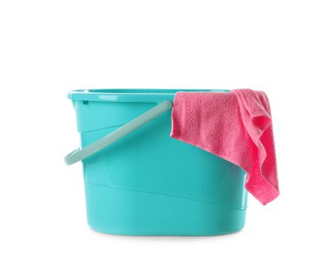Beyaz arka planda plastik kova ve bez parçası. Temizlik malzemeleri