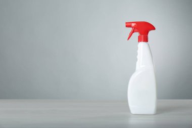 Işık masasında bir şişe temizlik malzemesi. Metin için boşluk