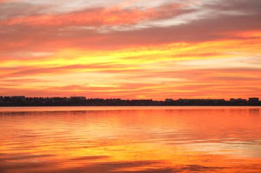 Nehrin üzerinde güzel bir gün batımı manzarası. Doğa iyileştirme gücü