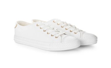 Beyaz arka planda şık bir çift spor ayakkabı.