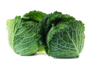 Beyaz arka planda taze savoy lahanaları.