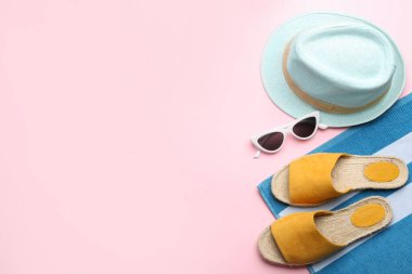 Pembe arka planda plaj aksesuarları, düz yatış. Metin için boşluk