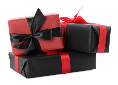 Beyaz fiyonklu hediye kutuları