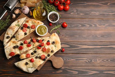 Düz kompozisyon ve Focaccia ekmeği ahşap masada. Metin için boşluk