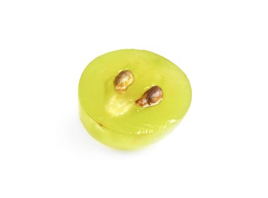 Lezzetli olgun yeşil üzümün yarısı beyaz üzerine izole edilmiş.