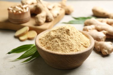 Açık gri masada kuru ve taze zencefil, yakın plan.