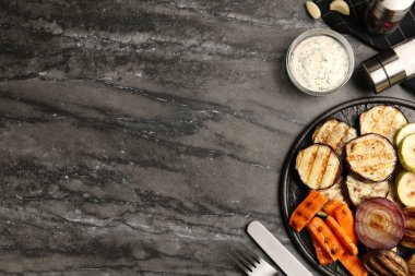 Siyah masada servis edilen nefis ızgara sebzeler ve mantarlar. Metin için boşluk