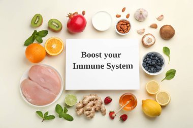 Doğal ürünler ve kağıt kağıtları bej arkaplandaki bağışıklık sisteminizi güçlendirin, düz yatın