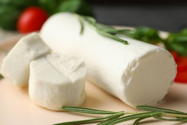 Biberiyeli lezzetli keçi peyniri, yakın plan.