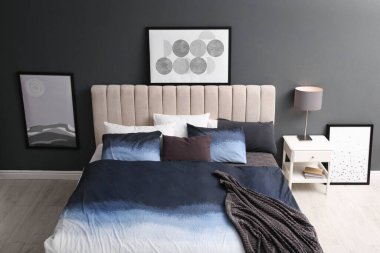 Yastıklı ve yumuşak battaniyeli rahat bir yatak. Şık iç tasarım