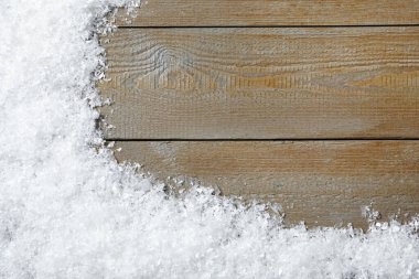 Tahta arka planda yazı için kar ve boşluk, üst manzara. Noel zamanı