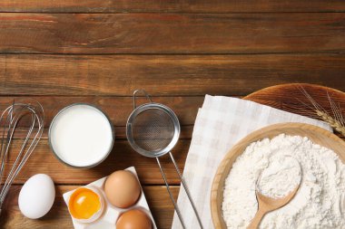 Tahta masada hamur içerikli düz bir kompozisyon vardı. Metin için boşluk