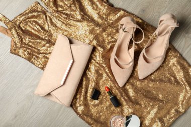 Düz kompozisyon ve ahşap arka planda şık ayakkabılar.