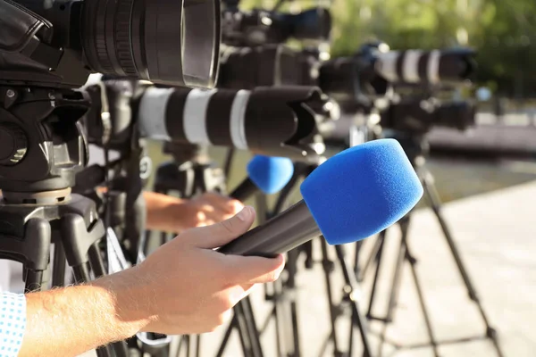 Journalister Med Mikrofoner Och Videokameror Utomhus Närbild — Stockfoto