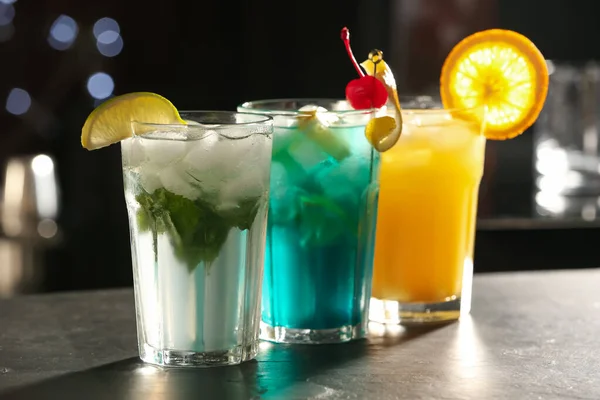 Barda Farklı Lezzetli Kokteyller — Stok fotoğraf