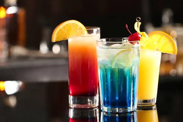 Diversi Deliziosi Cocktail Sul Bancone Nel Bar — Foto Stock