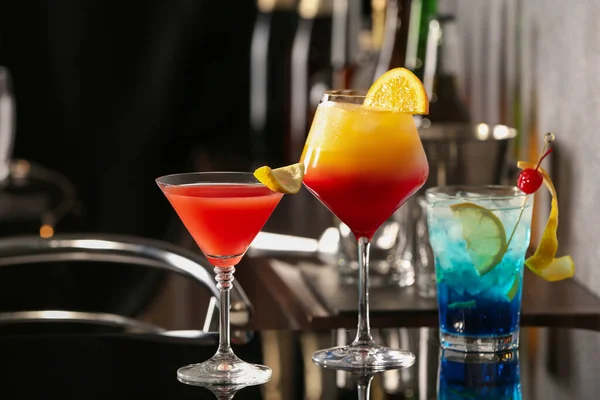 Olika Läckra Cocktails Svart Bord Baren — Stockfoto