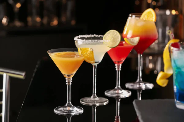 Verschiedene Leckere Cocktails Auf Schwarzem Tisch Bar — Stockfoto