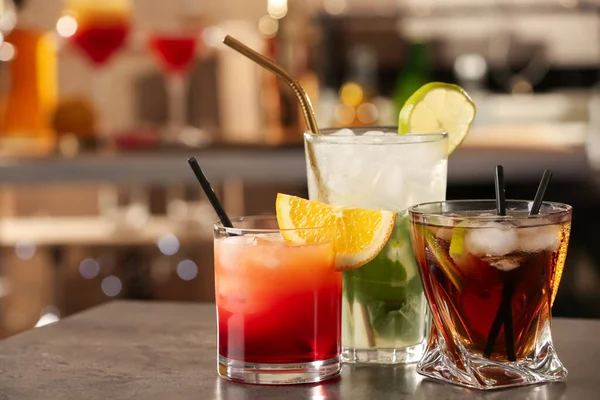 Verschiedene Leckere Cocktails Auf Grauem Tisch Der Bar — Stockfoto