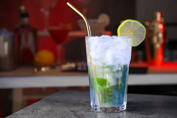 Mojito Cocktail Grijze Tafel Bar Ruimte Voor Tekst — Stockfoto