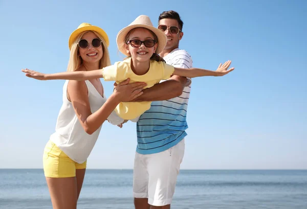 Pais Brincam Com Filha Praia Férias Familiares — Fotografia de Stock