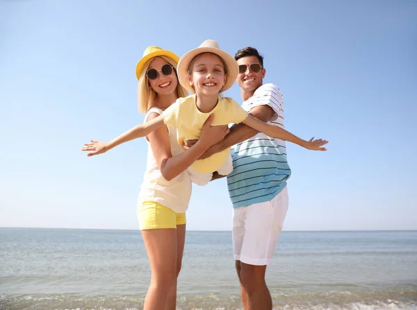 Padres Jugando Con Hija Playa Vacaciones Familiares — Foto de Stock