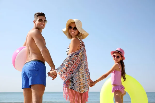 Famiglia Felice Con Giocattoli Gonfiabili Spiaggia Nella Soleggiata Giornata Estiva — Foto Stock