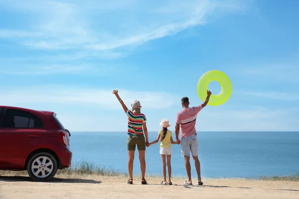 Famiglia Felice Con Anello Gonfiabile Vicino All Auto Spiaggia — Foto Stock